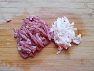 四季豆炒肉,大肉肥瘦分开切成丝。