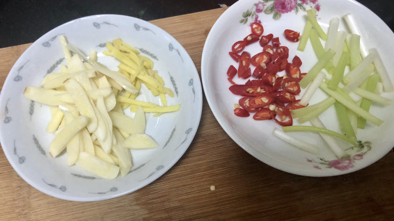 青椒炒素鸡,改刀：蒜切蒜片，姜切丝，小葱切段，小米辣切斜片