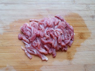 白玉菇炒肉,瘦肉切成丝。