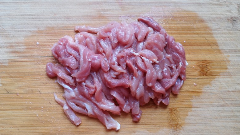 白玉菇炒肉,瘦肉切成丝。