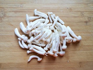 白玉菇炒肉,白玉菇切去根部。 
