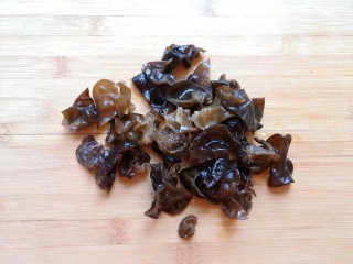 白玉菇炒肉,干木耳提前泡发，切去根部撕成小块。