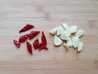 白玉菇炒肉,大蒜切成片，干红辣椒切成段。