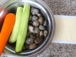 丝瓜花蛤汤,准备原材料丝瓜、胡萝卜去皮洗净豆腐、花哈