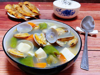 丝瓜花蛤汤,丝瓜花哈汤装入容器中就大功告成了搭配米饭和炸黄花鱼一起吃鲜到没朋友