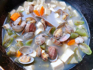 丝瓜花蛤汤,最后放入味精调味均匀即可出锅享用