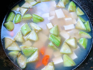 丝瓜花蛤汤,倒入煮好的花哈汤也也可以再添加少许清水大火烧开
