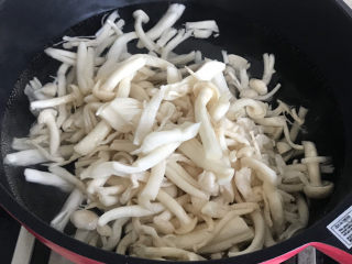 白玉菇炒肉,锅内烧水，将白玉菇焯水后捞出