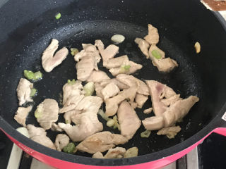 白玉菇炒肉,炒至变色