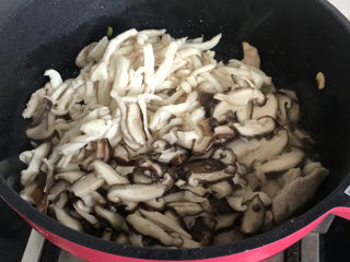 白玉菇炒肉,倒入白玉菇与香菇翻炒均匀