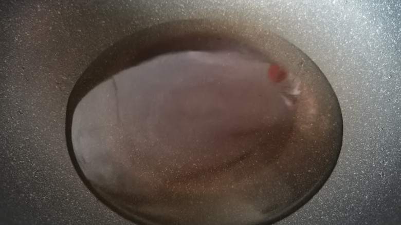 凉拌千张,锅里倒入半锅清水煮沸。