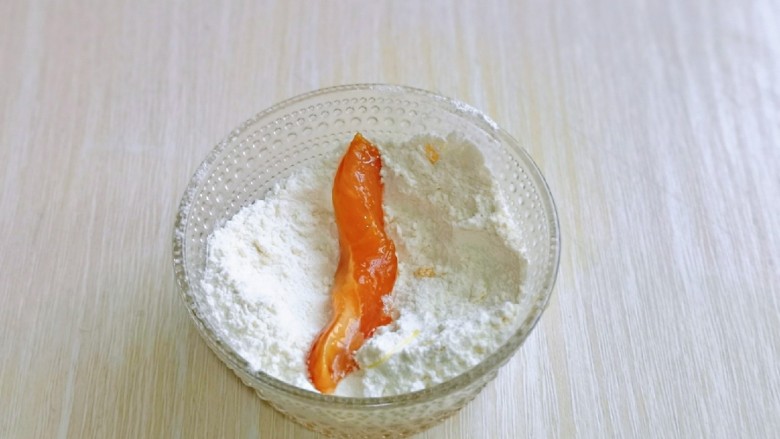 椒盐里脊,再均匀裹上淀粉，依次裹好，放入无水的盘中，淀粉的量可以根据实际需要增减。