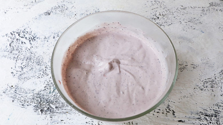 蓝莓酸奶雪糕,用手抽打蛋器搅拌均匀，蓝莓酸奶雪糕液就做好了