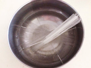 酸菜炖排骨,把水晶粉用冷水泡发15分钟
