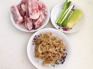 酸菜炖排骨,准备食材：自制酸菜，排骨，鲜姜和葱段