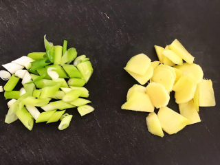 酸菜炖排骨,鲜姜切成小片，大葱切成小段