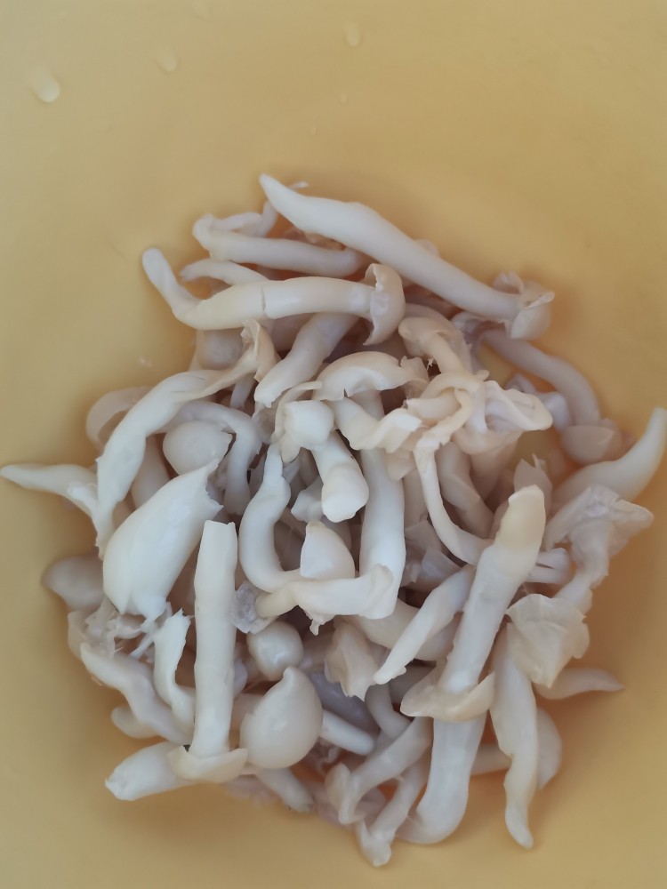 软炸白玉菇,加入盐腌出水份