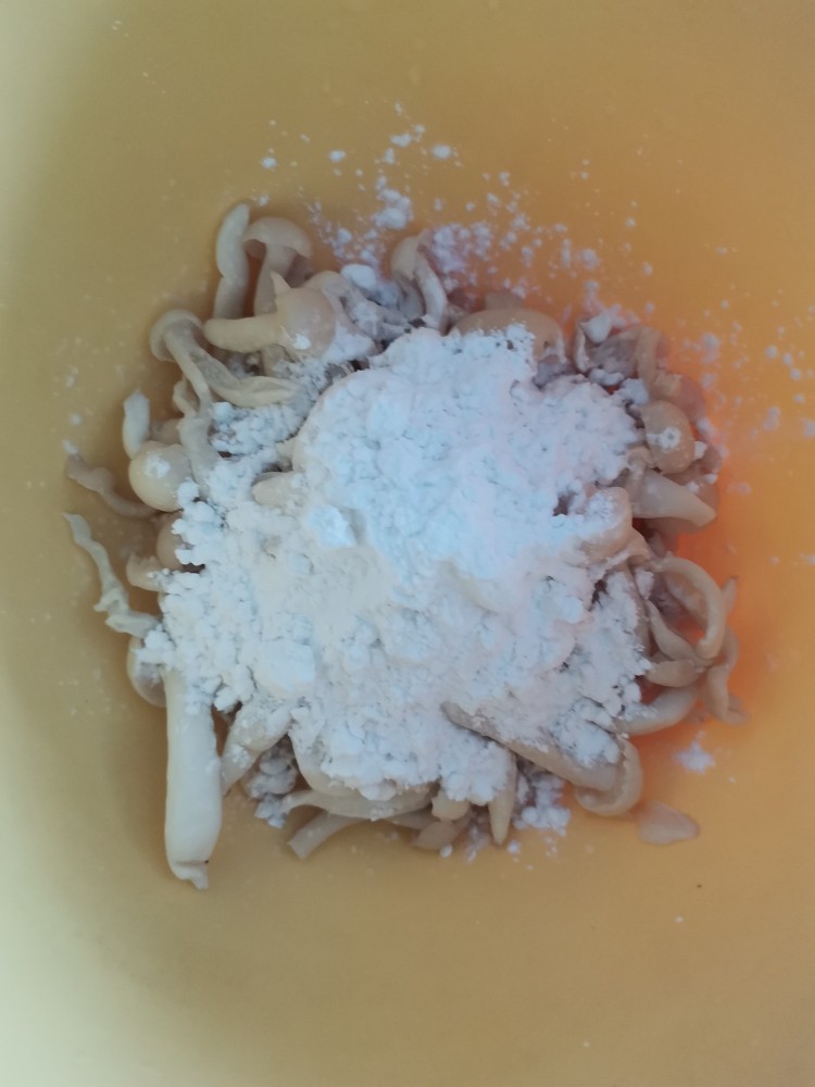 软炸白玉菇,把水挤出，加入淀粉