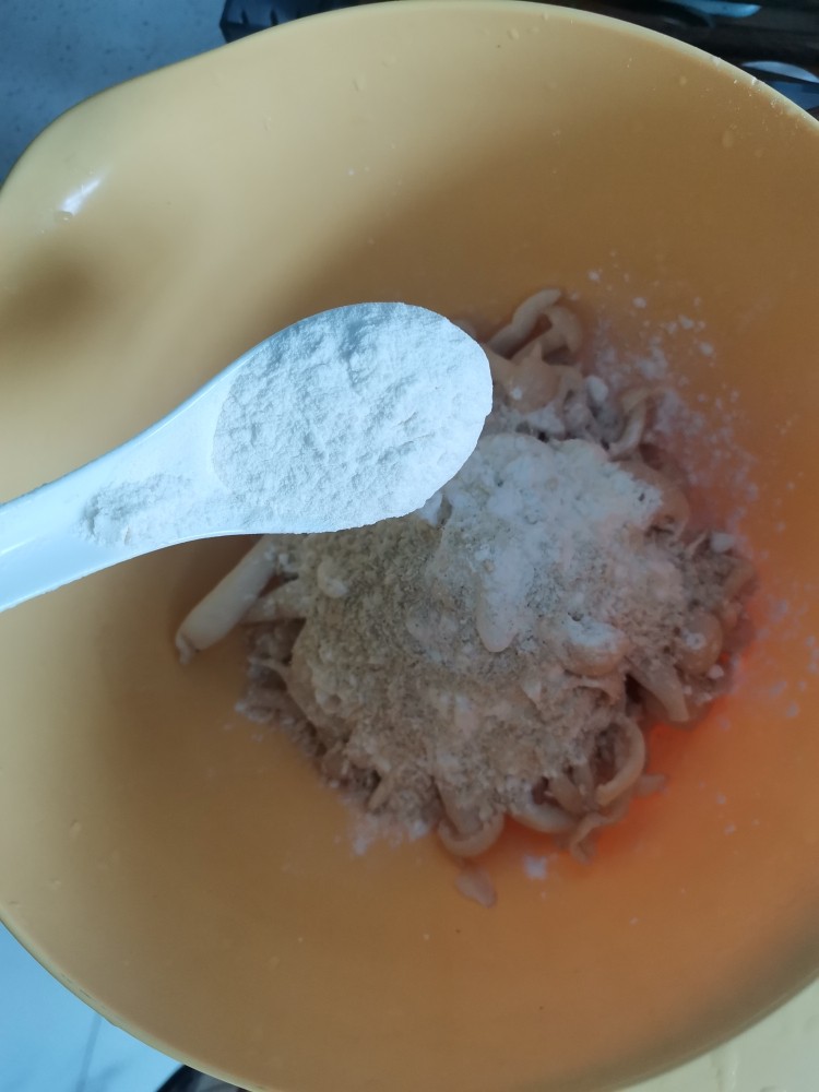 软炸白玉菇,在加入一小勺面粉