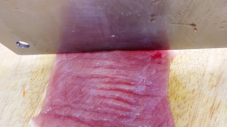 椒盐里脊,肉片的两面用刀背轻拍，这样吃起来口感会更嫩。