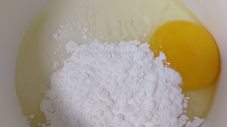 椒盐里脊,干净的碗里打入一个鸡蛋，放入玉米淀粉（玉米淀粉要逐步加入）