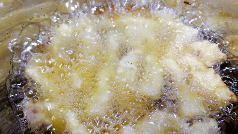 椒盐里脊,炸至两分钟，炸好一部分捞出，再接着炸，肉条不要叠加放入油锅，放在有空隙的油里。