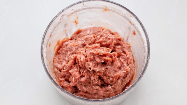 宝宝香肠,启动绞肉机将所有食材混合打成黏稠上劲儿的肉泥状态。