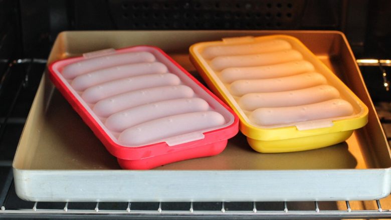 宝宝香肠,烤箱上下火200度预热，将模具排放烤盘内，放进烤箱下层烤30分钟。