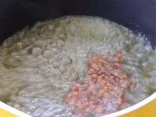 孜然羊肉串,花椒加水煮沸。