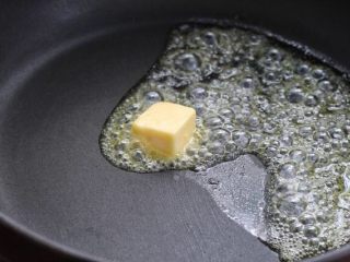 金针菇肥牛卷,平底不粘锅中放入黄油用小火融化。