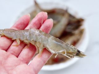 娃娃菜粉条爆海虾,把海虾去虾线和虾须。