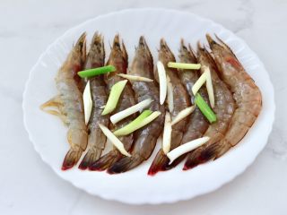 娃娃菜粉条爆海虾,把处理好的虾洗净沥干水分后，码放在盘中，加入料酒和适量葱姜腌制半个小时。