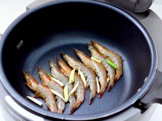 娃娃菜粉条爆海虾,智能炒菜机里放入腌制好的虾开始煎制至。