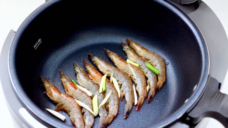 娃娃菜粉条爆海虾,智能炒菜机里放入腌制好的虾开始煎制至。