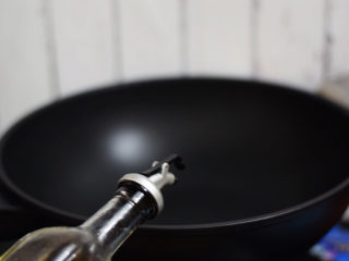 金针菇肥牛卷,锅中倒入适量的食用油烧热