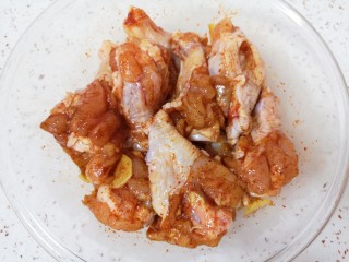 香辣鸡翅根,带上一次性手套抓捏均匀，盖上保鲜膜腌制两个小时以上。