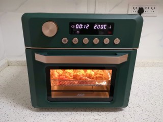 香辣鸡翅根,选择烤箱的“空气炸”功能，200度炸烤12分钟。
