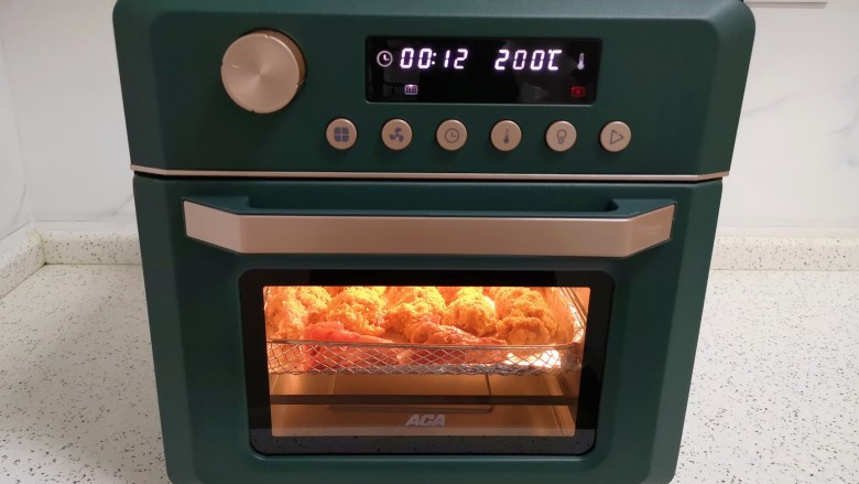 香辣鸡翅根,选择烤箱的“空气炸”功能，200度炸烤12分钟。