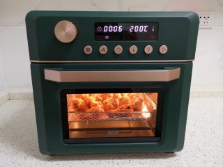 香辣鸡翅根,继续送入空气炸烤箱，选择“空气炸”功能200度烤6分钟即可。