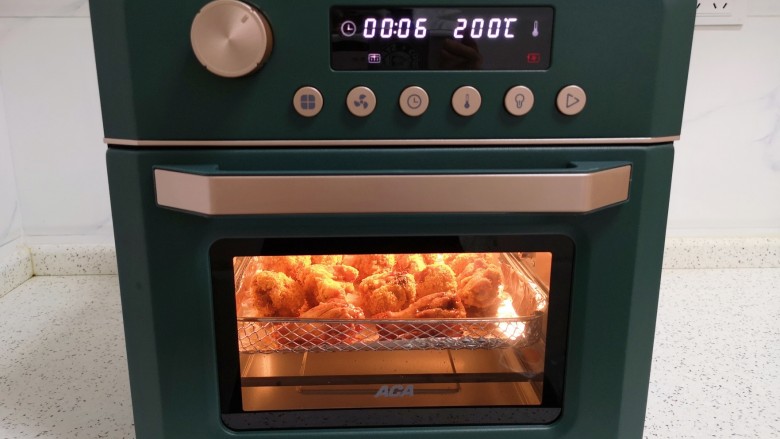 香辣鸡翅根,继续送入空气炸烤箱，选择“空气炸”功能200度烤6分钟即可。