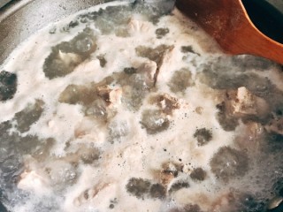 酸菜炖排骨,排骨冷水下锅煮开倒出，热水洗净
