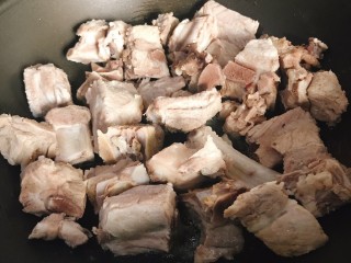 酸菜炖排骨,锅里放油，排骨炒至表面微黄，炒过得炖出来更香