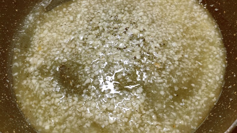 蒜泥黄瓜,将蒜泥料汁倒入锅中加热成透明色 