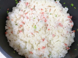 芝士焗饭,下入脱糖米饭翻炒均匀。