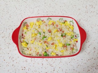 芝士焗饭,准备一个烤盘，盛入炒好的米饭。