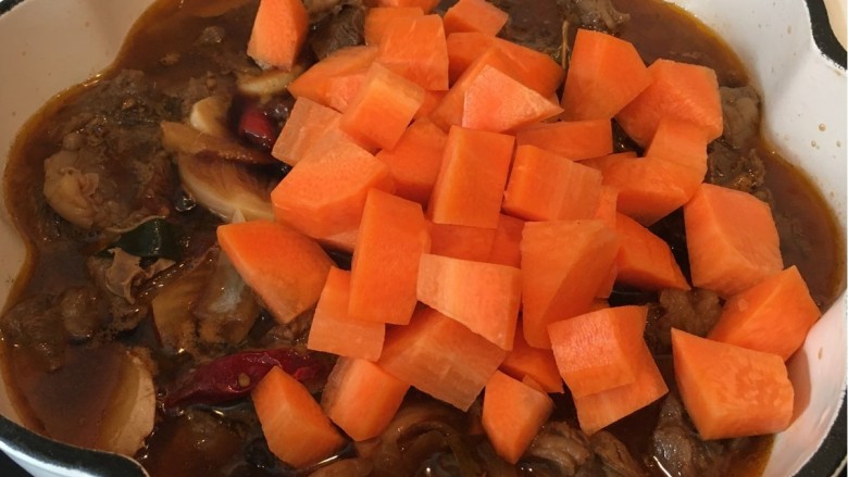 番茄牛腩煲,加入胡萝卜继续炖40分钟