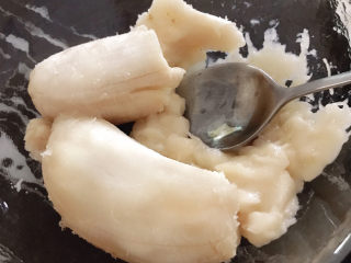南瓜燕麦杯,熟透的粉蕉剥皮后放入碗中