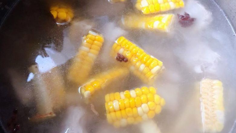 玉米烧排骨,放入玉米中火煮二十分钟