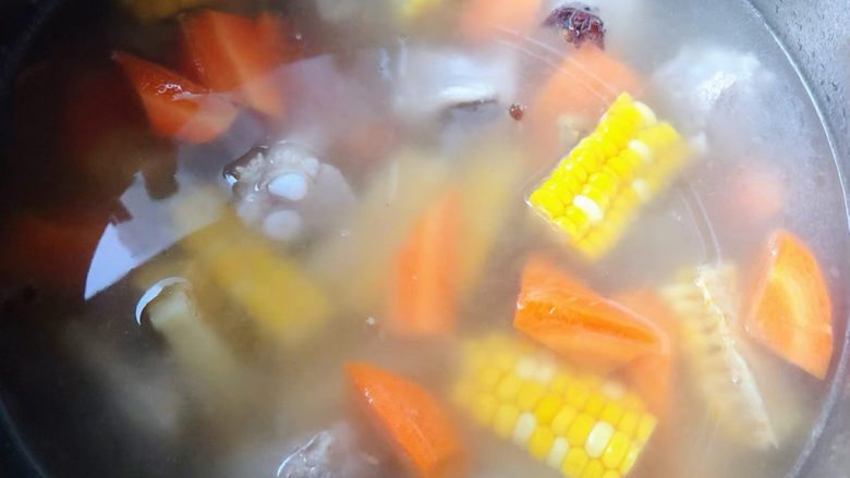 玉米烧排骨,放入胡萝卜块中火煮是十分钟