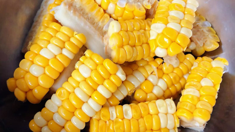 玉米烧排骨,玉米剁成大小均匀的块状